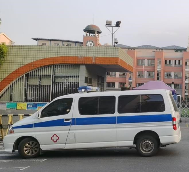 鹤山救护车出租护送骨折病人一公里多少钱